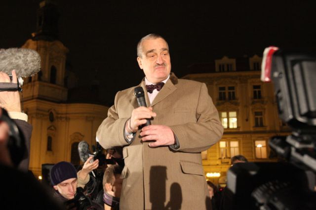 Ministr zahraničí Karel Schwarzenberg hovoří k demonstrantům. | Foto: Ludvík Hradilek