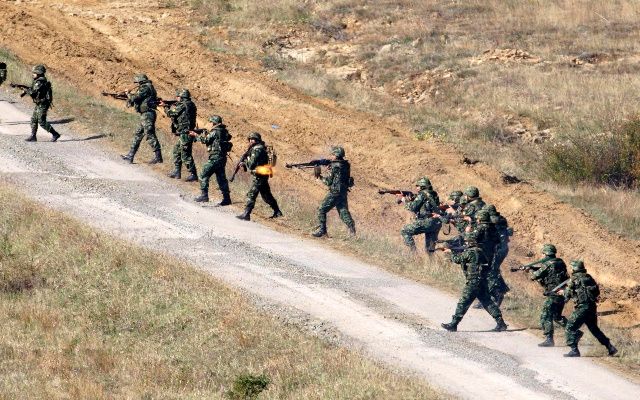 Bulharská armáda postupuje v řadě při cvičeních nedaleko Slivenu na východ od Sofie. 8. října. | Foto: Reuters