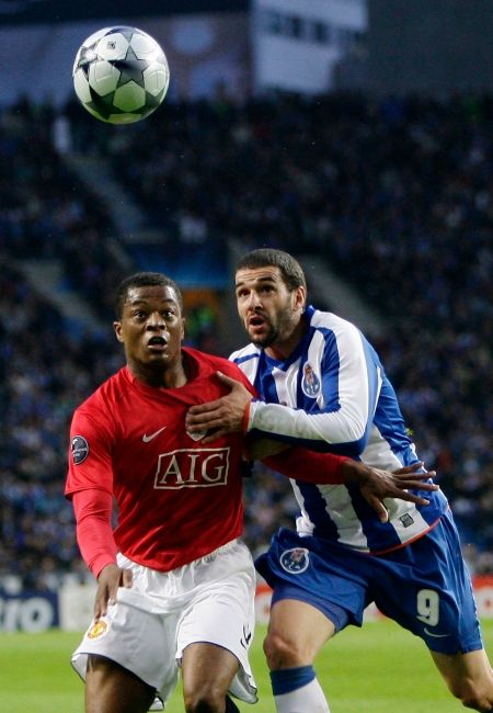 Fotbalista Manchesteru United Patrice Evra (vlevo) v souboji Lisandrem Lopezem z Porta v odvetě čtvrtfinále Ligy mistrů. | Foto: Václav Rojík