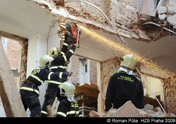 Práce je namáhavá a nebezpečná. | Foto: HZS Praha