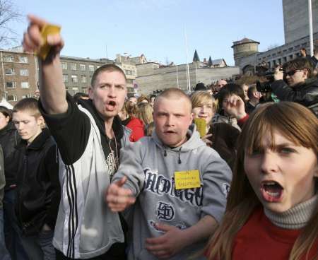 Odpůrci odstranění pomníku rudoarmějců z centra Tallinnu vyšli do ulic projevit svůj nesouhlas | Foto: Reuters