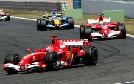 Michael Schumacher jede v čele před Felipem Massou a pilotem Renaultu Fernandem Alonsem na Grand Prix Francie v Magny-Cours. | Foto: Reuters