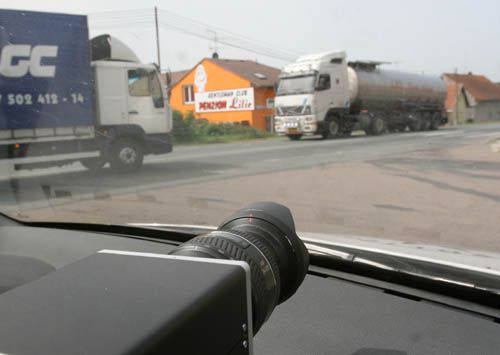 Policejní radar měří rychlost v Dlouhopolsku. | Foto: Ondřej Besperát