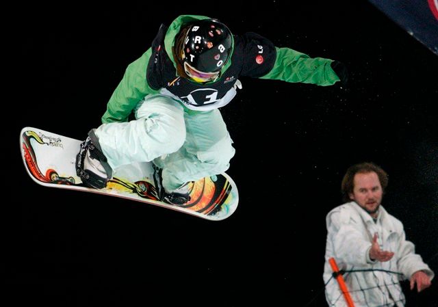 Kvůli rozměklému terénu v okolí tratí ve středisku Cypress Mountain, kde probíhají soutěže v akrobatickém lyžování a snowboardingu, museli pořadatelé snížit počet míst o několik tisíc... | Foto: Reuters