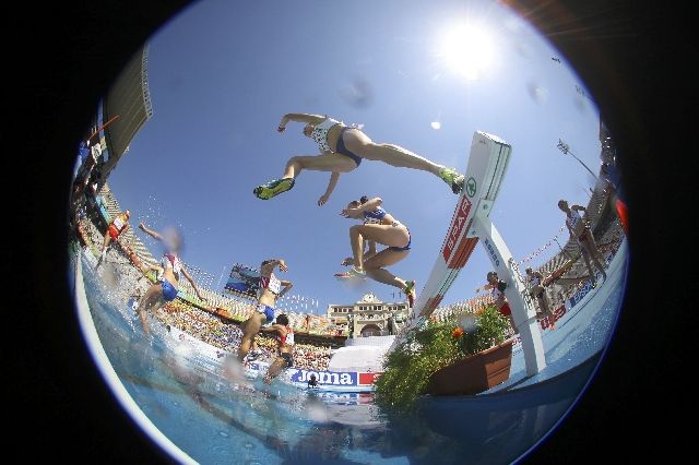 Ženský steeplechase (3000 metrů). | Foto: Reuters