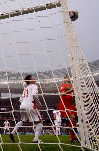 Thiago a jeho břevno proti Severní Koreji | Foto: Sport