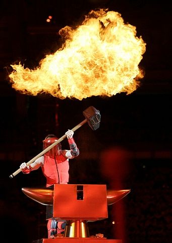 Olympijský zahajovací ceremoniál odstartoval slavný italský gymnasta Jury Chechi, vítěz z Atlanty 1996. | Foto: Reuters