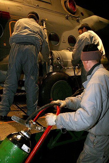 Nafouknout kola mohli technici až potom, co vrtulník částečně opustil útroby dopravního letounu. | Foto: Josef Mašek