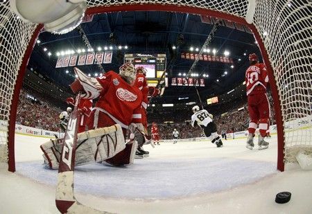 Puk je v síti a Detroit musí dotahovat manko. | Foto: Reuters