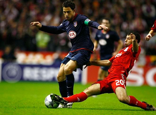 Javier Mascherano (vpravo) z Liverpoolu bojuje o míč s Maxi Rodriguezem z Atlétika Madrid | Foto: Reuters