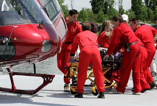 Lékaří nakládají zranněého Roberta Kubicu do vrtulníku. | Foto: Aktuálně.cz