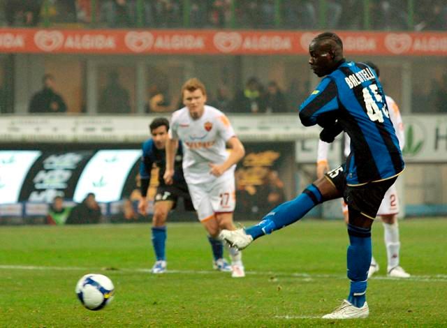 Mario Balotelli sám nařízený pokutový kop proměnil. | Foto: Reuters