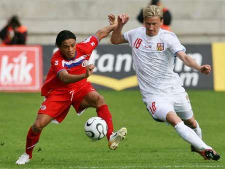 Walter Centeno (vlevo) v souboji s Markem Heinzem v přípravném utkání na MS ve fotbale proti Kostarice. | Foto: Reuters