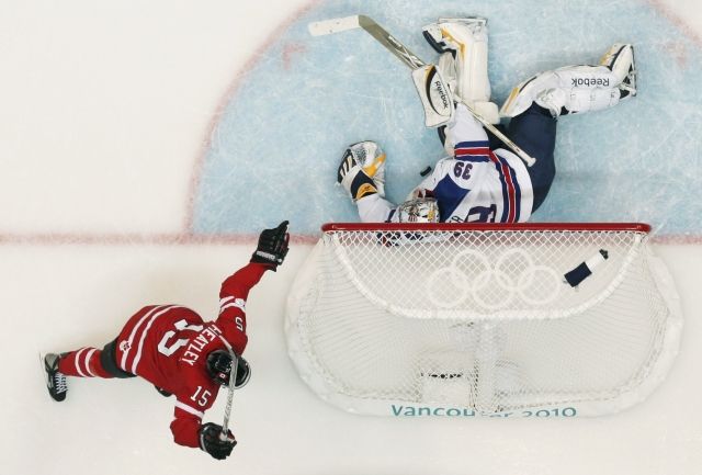 Kanada podlehla na olympijských hrách po padesáti letech USA. V repríze finále ze Salt Lake City Spojené státy vyhrály 5:3. | Foto: Reuters