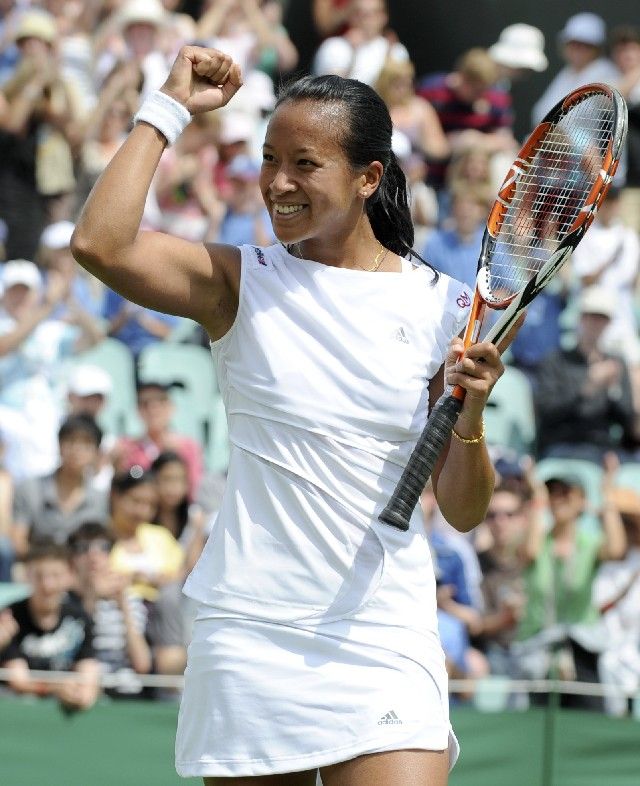 Domácí tenistka Anne Keothavongová zdraví diváky po loňském vítězném zápase prvního kola Wimbledonu proti Američance Vanie Kingové. | Foto: Reuters