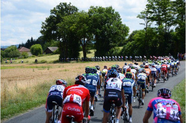 Cyklistický peloton během desáté etapy Tour de France 2012. | Foto: www.letour.fr