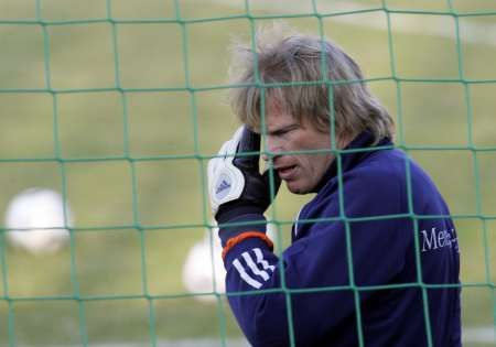 Brankář Oliver Kahn při tréninku reprezentačního týmu, který ve středu čeká přípravný zápas s USA v Dortmundu. | Foto: Reuters