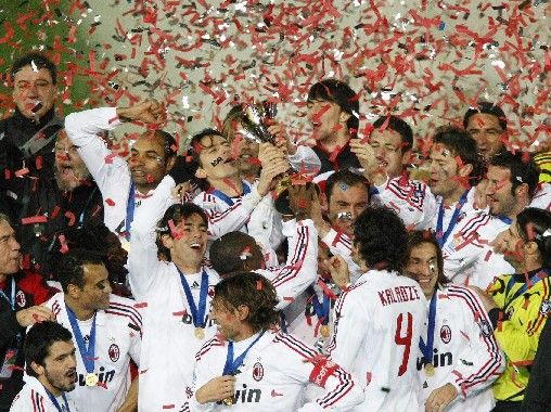 V roce 2007 se z trofeje radovali hráči AC Milán, zvítězí i letos evropský šampión? | Foto: Reuters