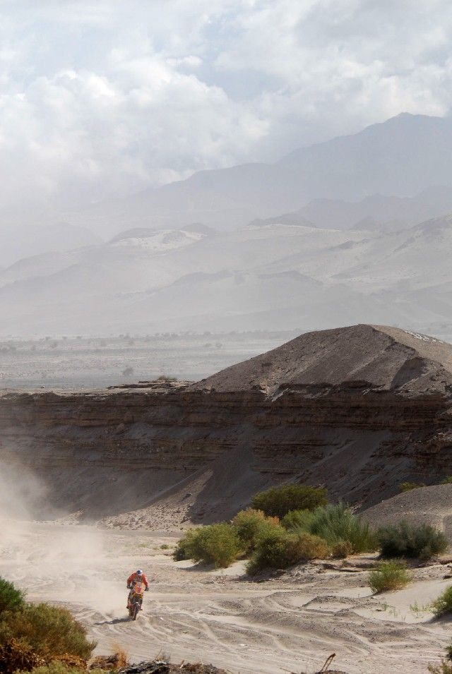 Nádherná scenérie jihoamerických And provází jezdce i na těch nejtěžších úsecích Rallye Dakar. Pouští Atacama projíždí Španěl Marc Coma na motocyklu KTM. | Foto: Reuters