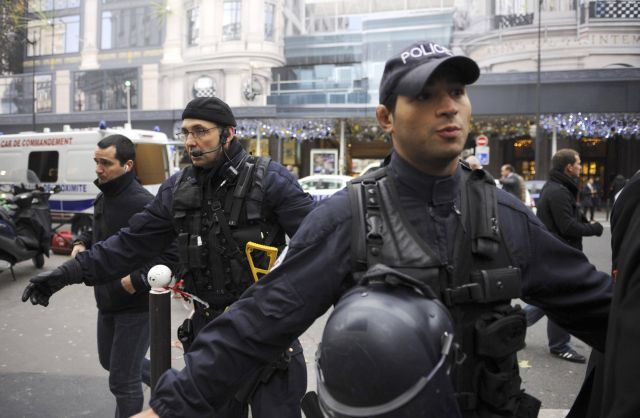 Policie na několik hodin odklonila od nákupního centra dopravu. | Foto: Reuters