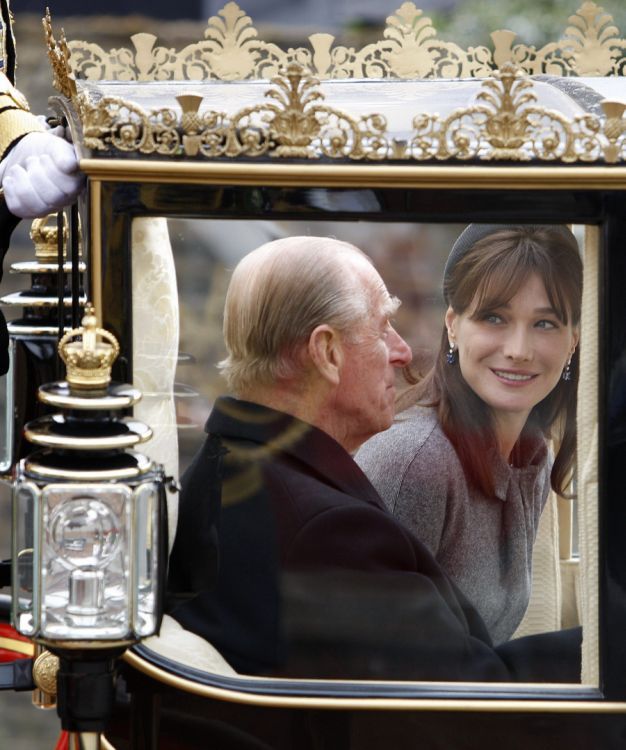 Francouzská první dáma jede společně s princem Philipem do Windsorského paláce. | Foto: Reuters