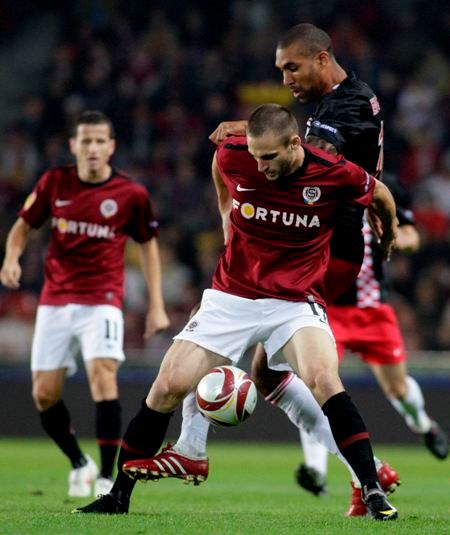 Orlando Engelaar (Eindhoven) se snaží odebrat míč Janu Holendovi (Sparta) v utkání Evrospké ligy. | Foto: Reuters