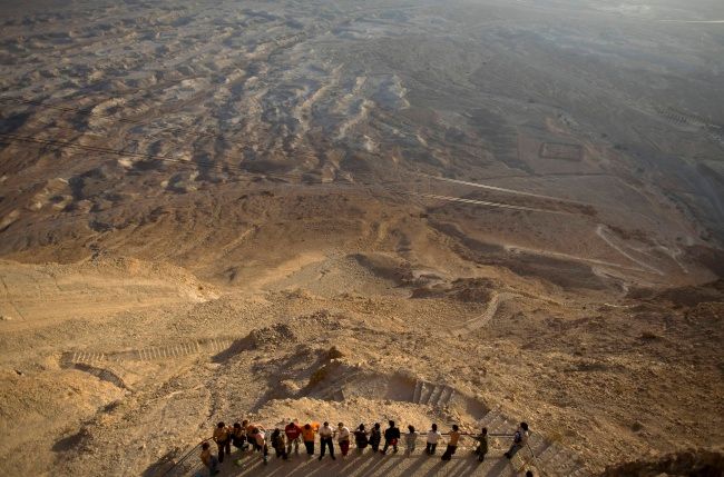 Turisté navštěvují více než dva tisíce let starou pevnost v Massadu, která ční nad Mrtvým mořem | Foto: Reuters