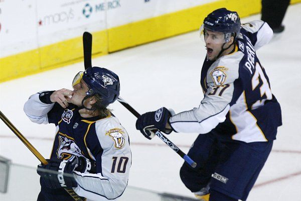 Martin Erat z Nashvillu slaví se svým spoluhráčem Richem Peverleym svůj gól do sítě Detroitu. | Foto: Reuters