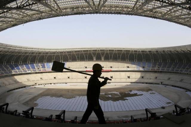 Takhle se pracuje na budoucím olympijském stadionu Tianjin. | Foto: Reuters