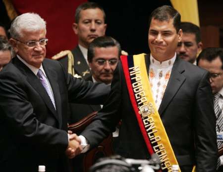 Nový ekvádorský prezident Rafael Correa si potřásá rukou se svým předchůdcem Alfredem Palaciem na inauguraci v Quitu. Correa coby blízký spojenec svého venezuelského kolegy Huga Cháveze rozšiřuje řady ostrých kritiků zahraniční politiky USA v regionu. | Foto: Reuters