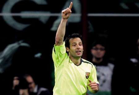 Ludovic Giuly z Barcelony slaví gól v síti AC Milán. | Foto: Reuters