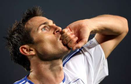 Frank Lampard z Chelsea slaví gól do sítě Barcelony v Champions League. | Foto: Reuters