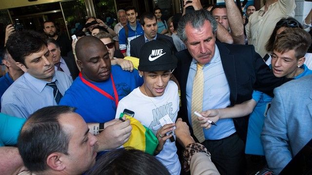 Přesně ve 13:02 přistálo na barcelonském letišti El Prat soukromé letadlo s brazilským fotbalistou Neymarem, jeho otcem a přitelkyní Brunou. | Foto: www.fcbarcelona.com