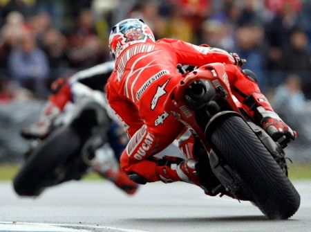 Casey Stoner a jeho Ducati MotoGP během britské GP. | Foto: Reuters