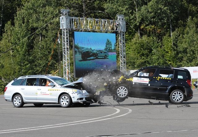 A nakonec ukázka jednoho testu, který se blíží reální bouračce. Škodovka při něm v rychlosti 90 kilometrů v hodině nechala srazit vozy yeti a superb | Foto: Radek Pecák