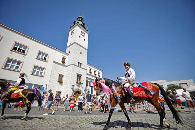 Jízda králů se na Slováckém roku objevila poprvé v roce 1956. Od té doby se jí účastnilo několik generací chlapců a mužů ze Skoronic. | Foto: Libor Fojtík