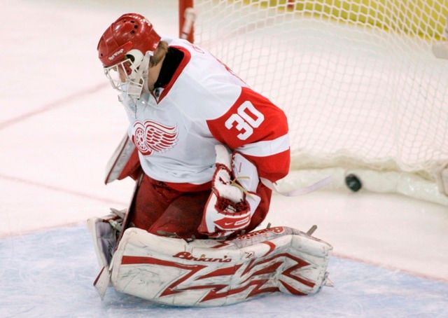 Utkání srovnal po samostatném úniku v oslabení Jordan Staal. Osgood v brance Detroitu neměl šanci. Patrně šlo o rozhodující moment zápasu. | Foto: Reuters