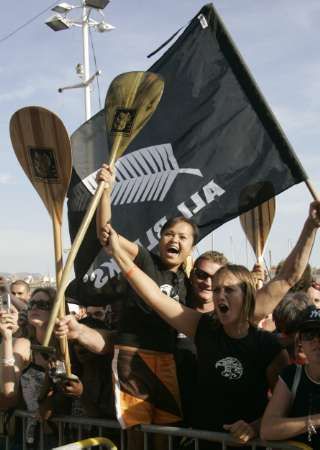 Fanoušci ragbistů Nového Zélandu, jimž se přezdívá All blacks (všichni v černém) | Foto: Reuters