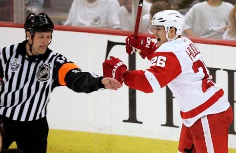 Jiří Hudler se raduje. Právě vstřelil gól, který zařídil Detroitu výhru 2:1 nad Pittsburghem | Foto: Reuters