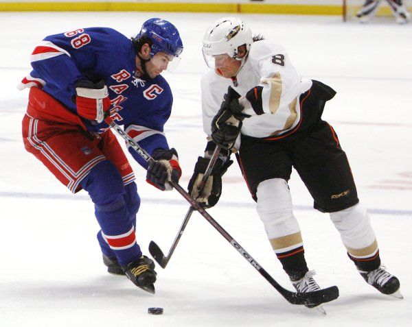 Souboj legend: Jaromír Jágr z New Yorku Rangers bojuje o puk s Teemu Sellänem z Anaheimu. | Foto: Reuters