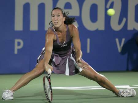 Srbská tensita Jelena Jankovičová ze všech sil odvrací míč na turnaci v Sydney. | Foto: Reuters