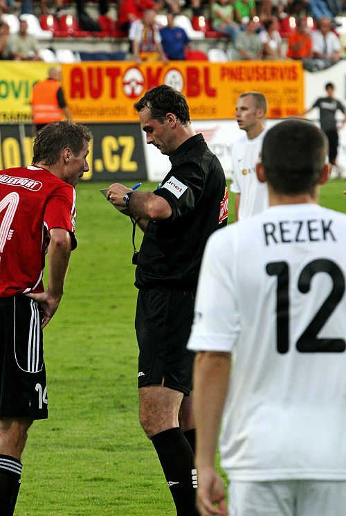 Tomáš Kučera (#14, FK Viktoria Žižkov) diskutuje s rozhodčím Kovaříkem o své čerstvé žluté kartě. | Foto: Tomáš Adamec, Aktuálně.cz