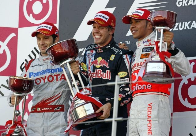 Stupně vítězů v Suzuce. Zleva Jarno Trulli, uprostřed Sebastian vettel, vpravo Lewis Hamilton. | Foto: Reuters