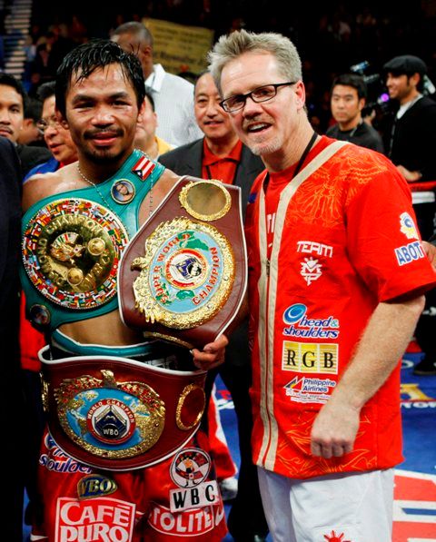 Manny "Pacman" Pacquiao se svým trenérem a mistrovskými pásy. | Foto: Reuters