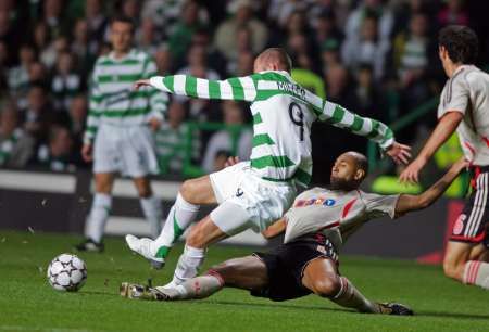 Kenny Miller z Celtiku (v pruhovaném) tvrdě atakovaný hráčem Benfiky Luisaem. | Foto: Reuters