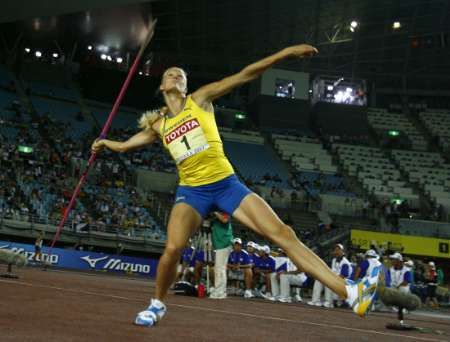 Vítězka sedmiboje Carolina Klüftová při hodu oštěpem | Foto: Reuters