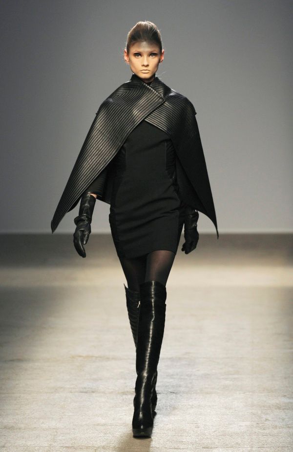 Brit Gareth Pugh se nechal očividně inspirovat minimalistickou elegancí Audrey Hepburn, ale šmrncnul jí trochou Matrixu. | Foto: Reuters