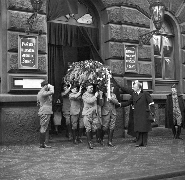 Právě v bytě nad sokolovnou prožila velkou část svého života manželka zakladatele Sokola Renáta Tyršová. A také odsud se v roce 1937 vydala na svou poslední cestu. | Foto: Milan Kammermayer