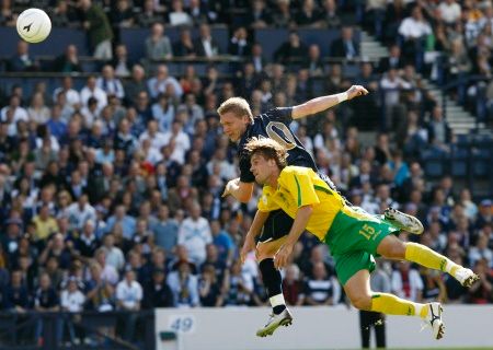 Garry O'Connor v souboji s Arunasem Klimavaciusem během zápasu Skotska s Litvou - kvalifikace na Euro 200. | Foto: Reuters