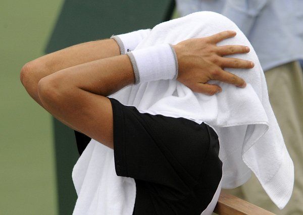 Někteří soupeři Djokoviče podezírají, že místo ošetření si kolikrát potřebuje spíše odpočinout. | Foto: Reuters